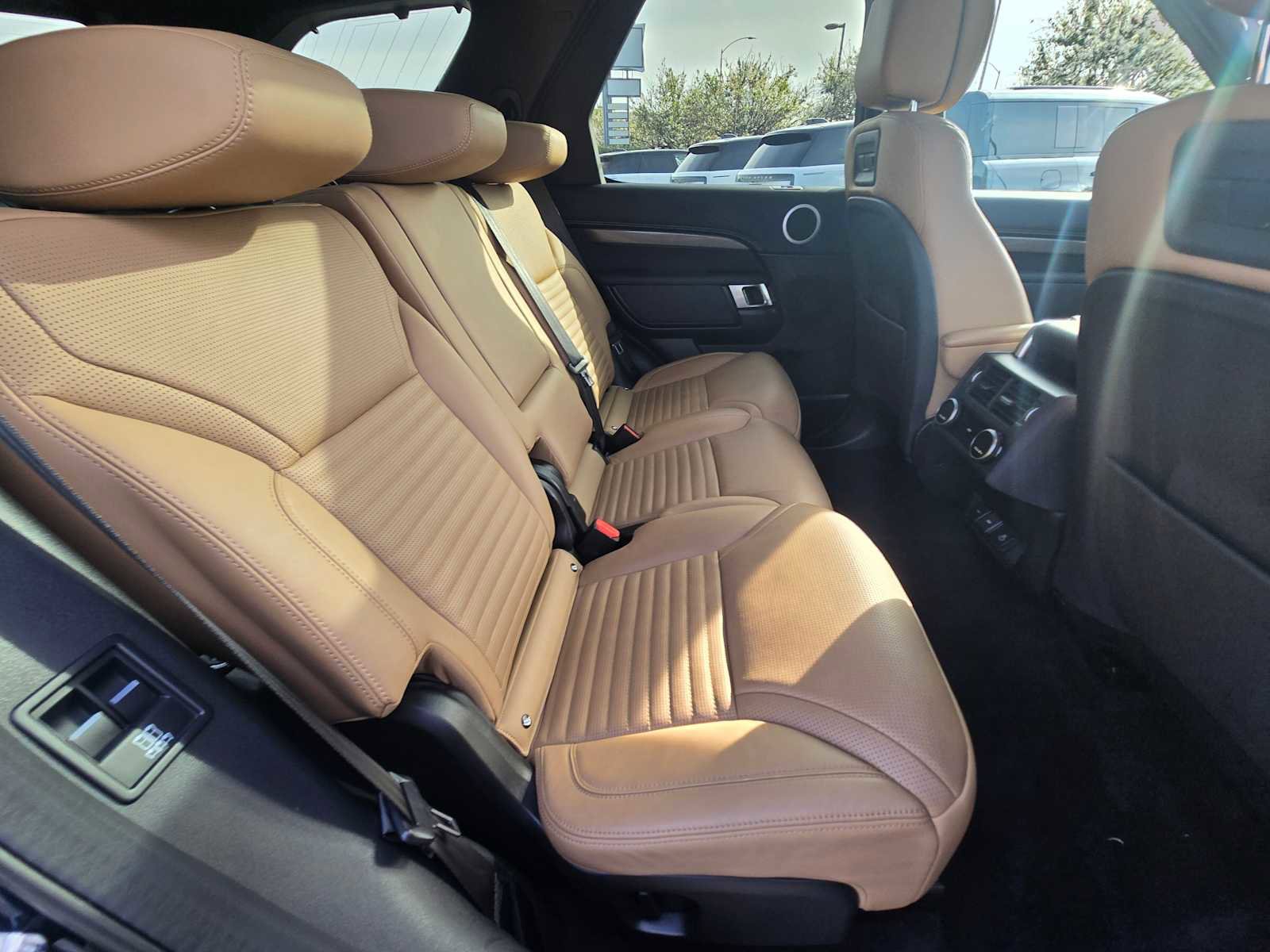 Used 2023 Land Rover Discovery Metropolitan Edition image 14