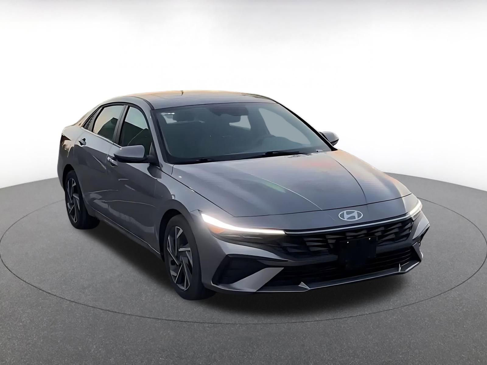 Used 2025 Hyundai Elantra SEL image 3