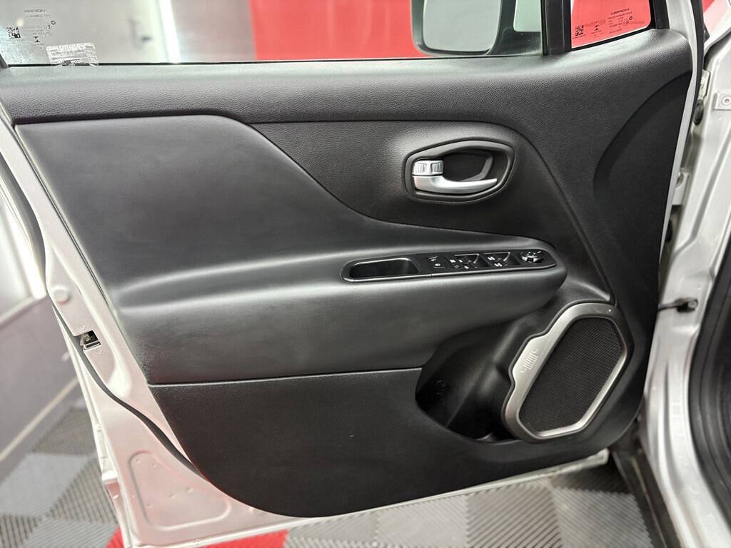 Used 2018 Jeep Renegade Limited w/ UConnect 8.4 Nav Group AWD/4WD image 7