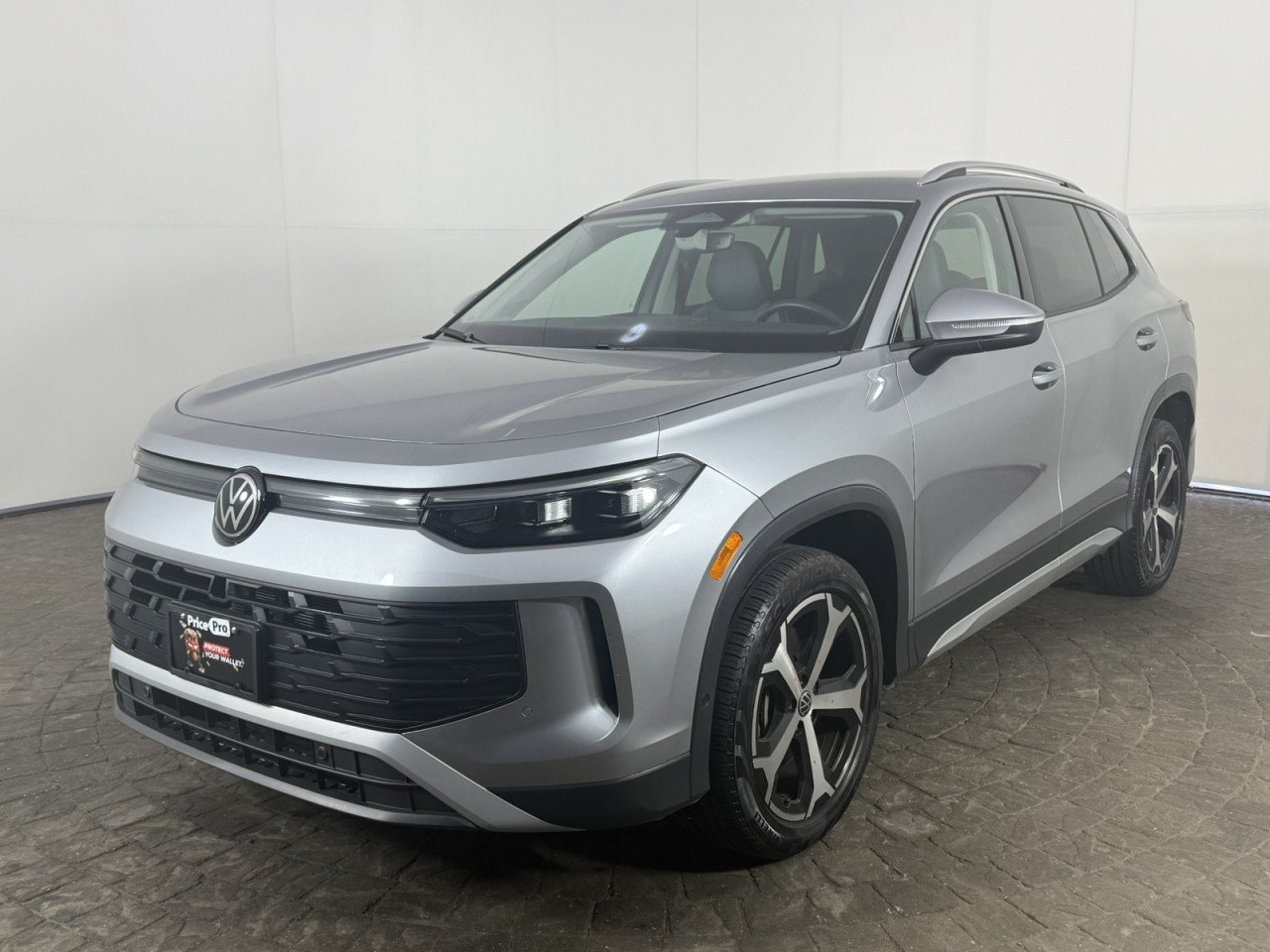 Used 2026 Volkswagen Tiguan SE AWD/4WD image 3