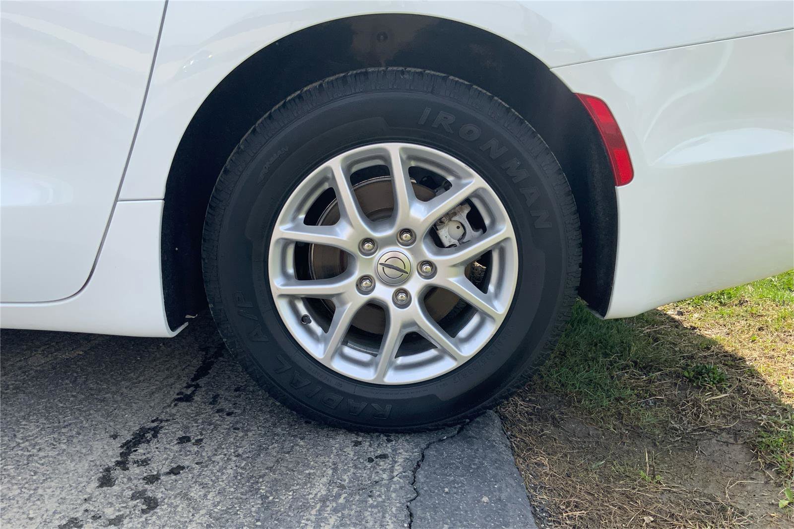 Used 2023 Chrysler Pacifica Touring-L FWD image 28