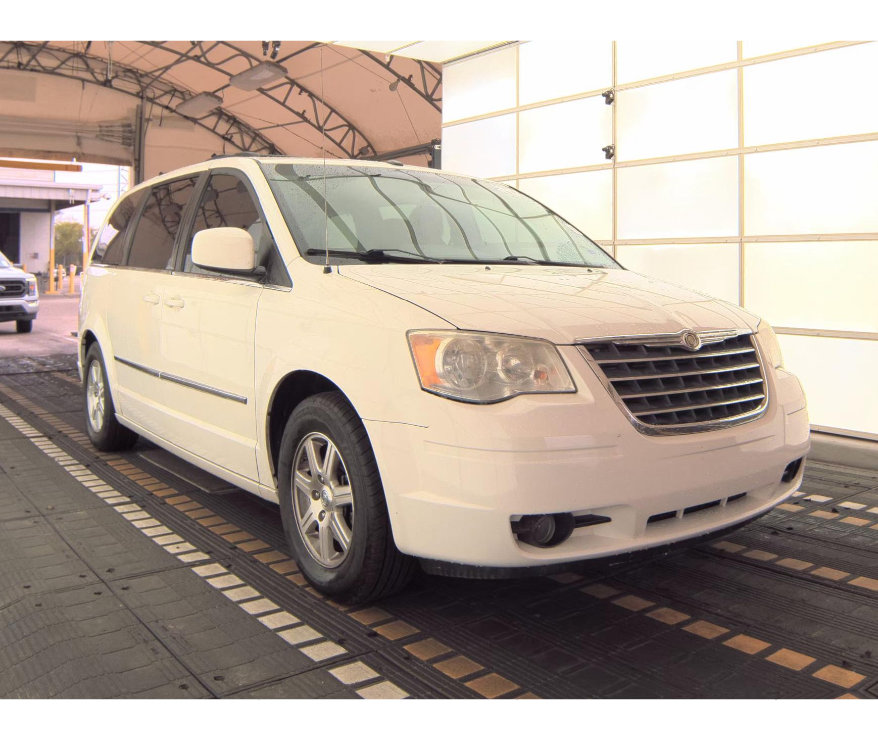 Used 2009 Chrysler Town & Country Touring image 4