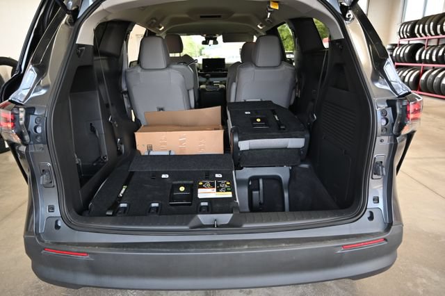Used 2025 Toyota Sienna LE AWD/4WD image 29