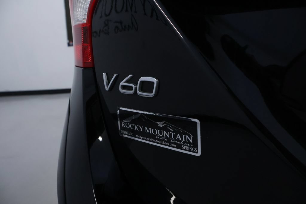 Used 2018 Volvo V60 T5 Cross Country AWD/4WD image 10