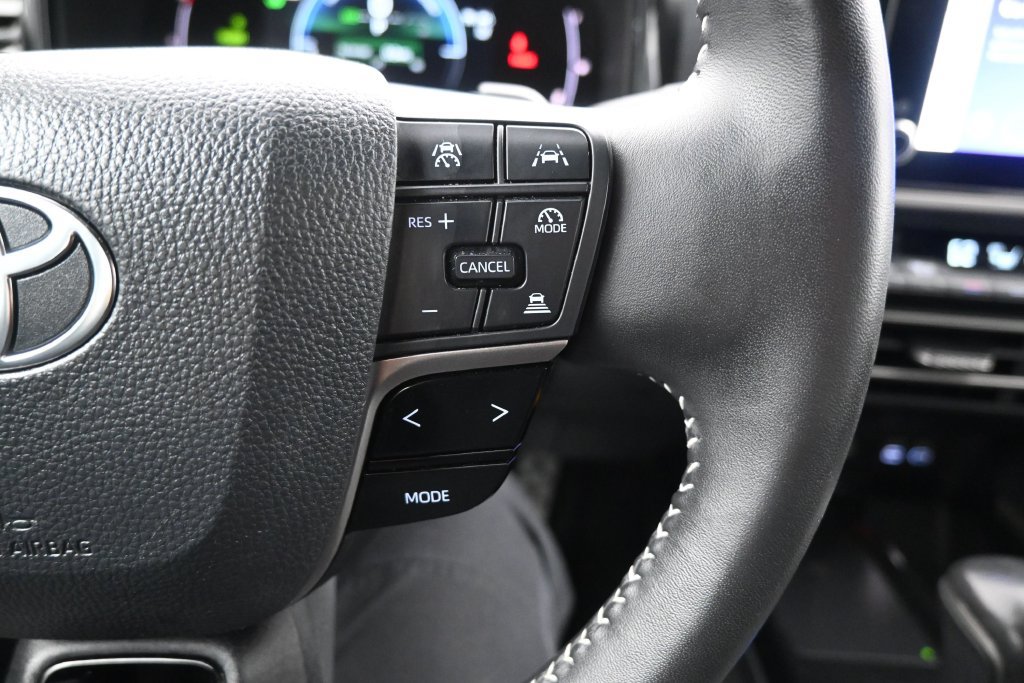 Used 2025 Toyota Camry SE w/ Convenience Package FWD image 17