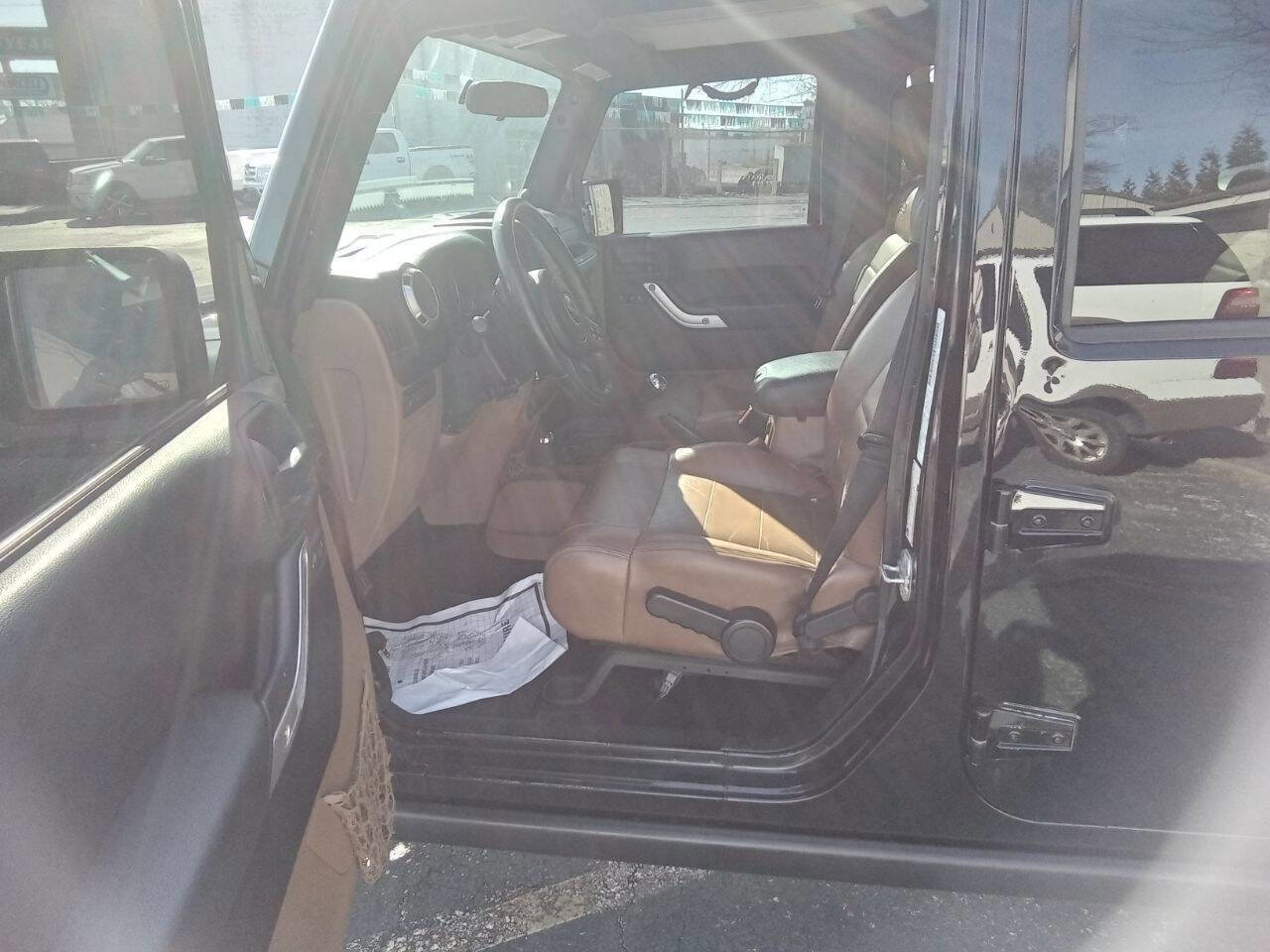 Used 2012 Jeep Wrangler Unlimited Rubicon w/ Dual Top Group AWD/4WD image 12