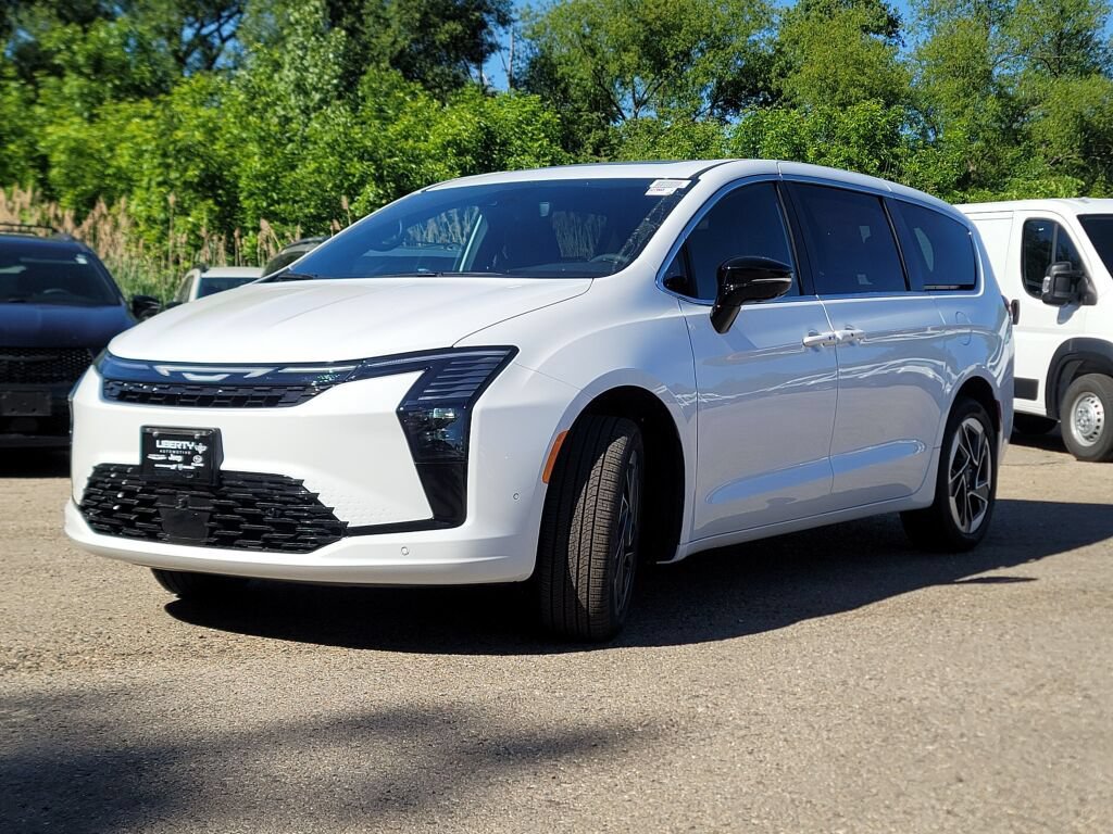 New 2027 Chrysler Pacifica Limited w/ Family Tech Group AWD/4WD image 5