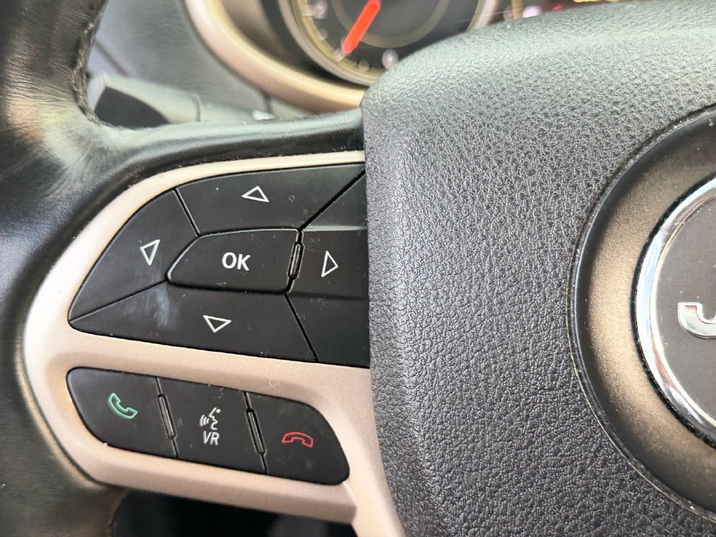 Used 2017 Jeep Cherokee Latitude w/ Cold Weather Group AWD/4WD image 23