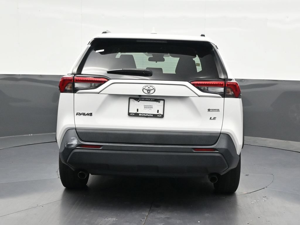 Used 2020 Toyota RAV4 LE FWD image 4