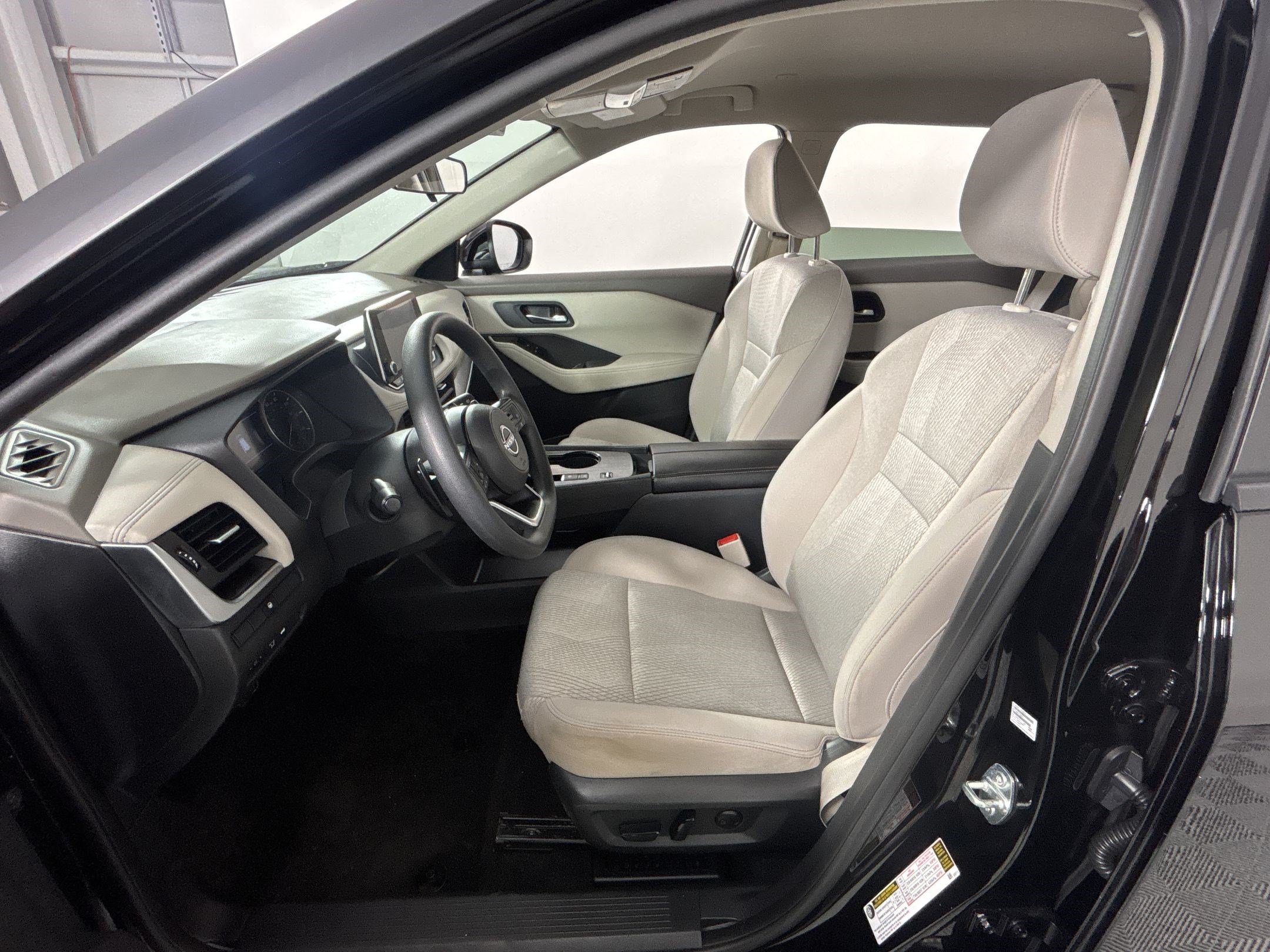 Used 2024 Nissan Rogue SV FWD image 25