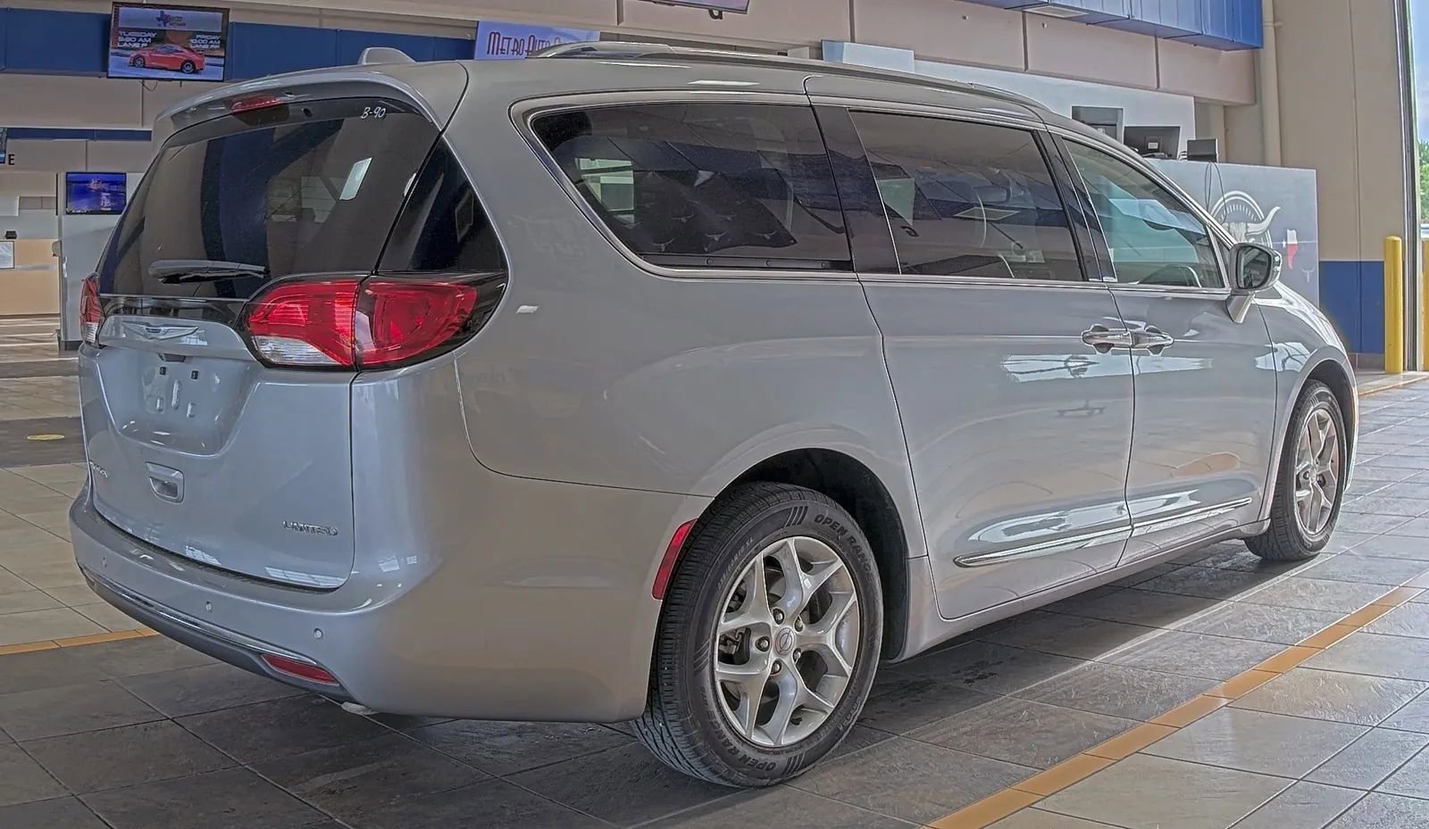 Used 2020 Chrysler Pacifica Limited image 3