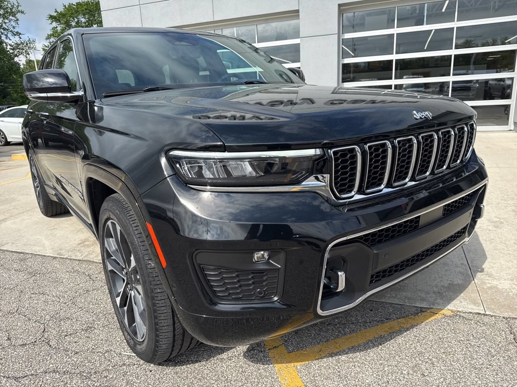 Used 2023 Jeep Grand Cherokee Overland w/ Luxury Tech Group IV AWD/4WD image 13