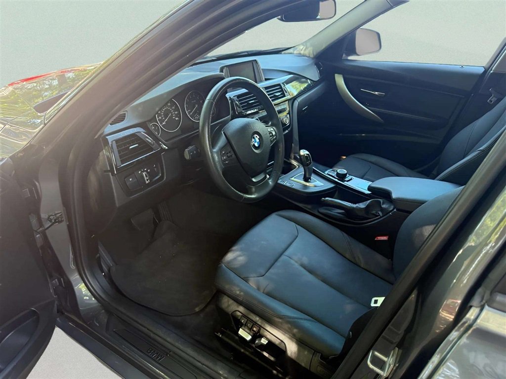 Used 2018 BMW 320i Sedan RWD image 15