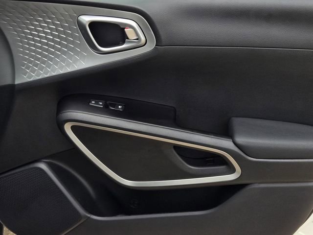 Used 2025 Kia Soul LX image 9