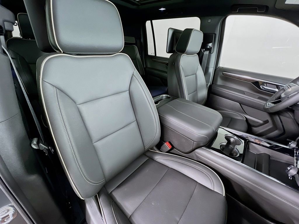 New 2025 Chevrolet Suburban Premier image 32