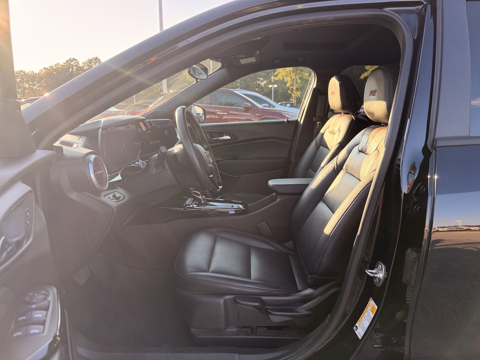 Used 2025 Chevrolet Trax RS w/ Sunroof Package FWD image 14