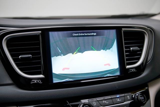 Used 2023 Chrysler Pacifica Touring-L image 29