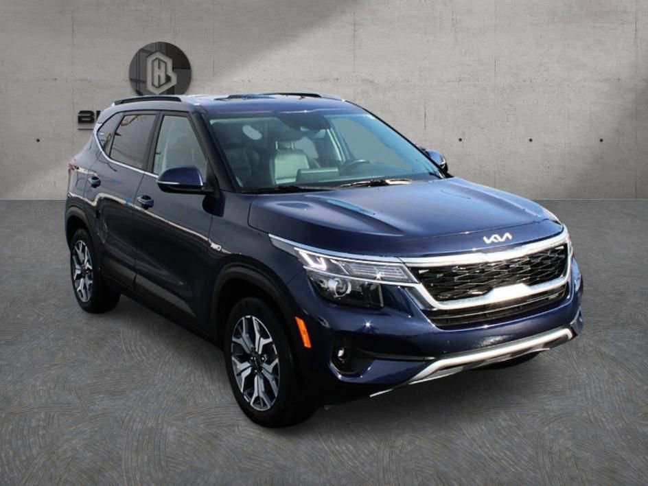 Used 2023 Kia Seltos EX image 3