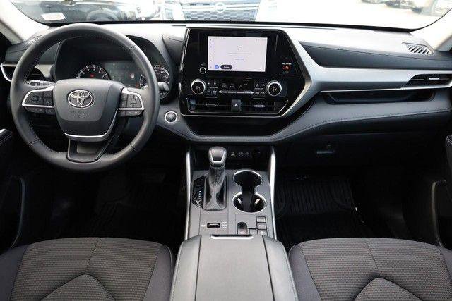 Used 2025 Toyota Highlander LE FWD image 21