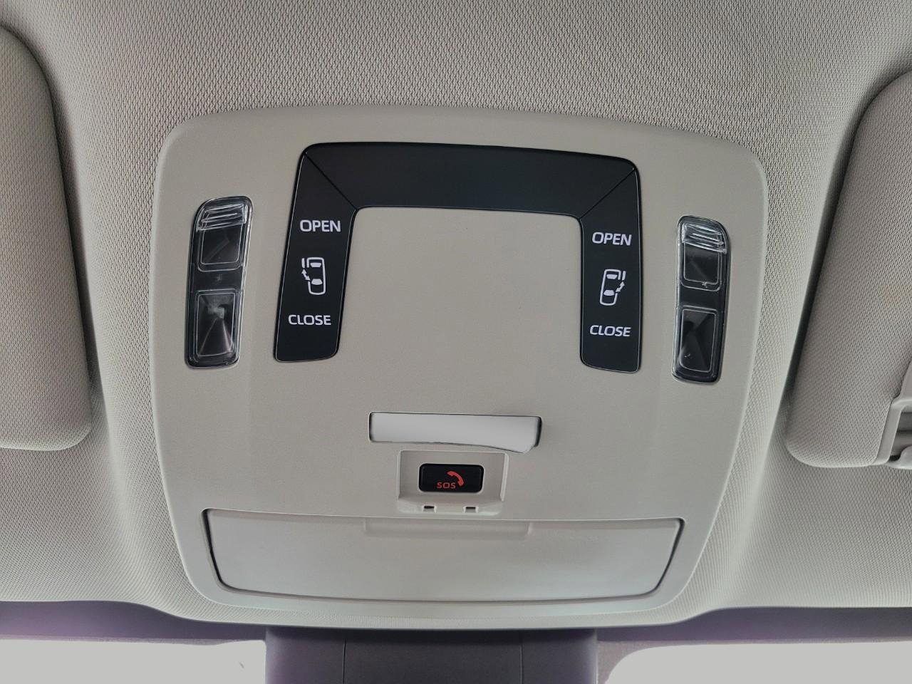 Used 2025 Toyota Sienna LE image 19