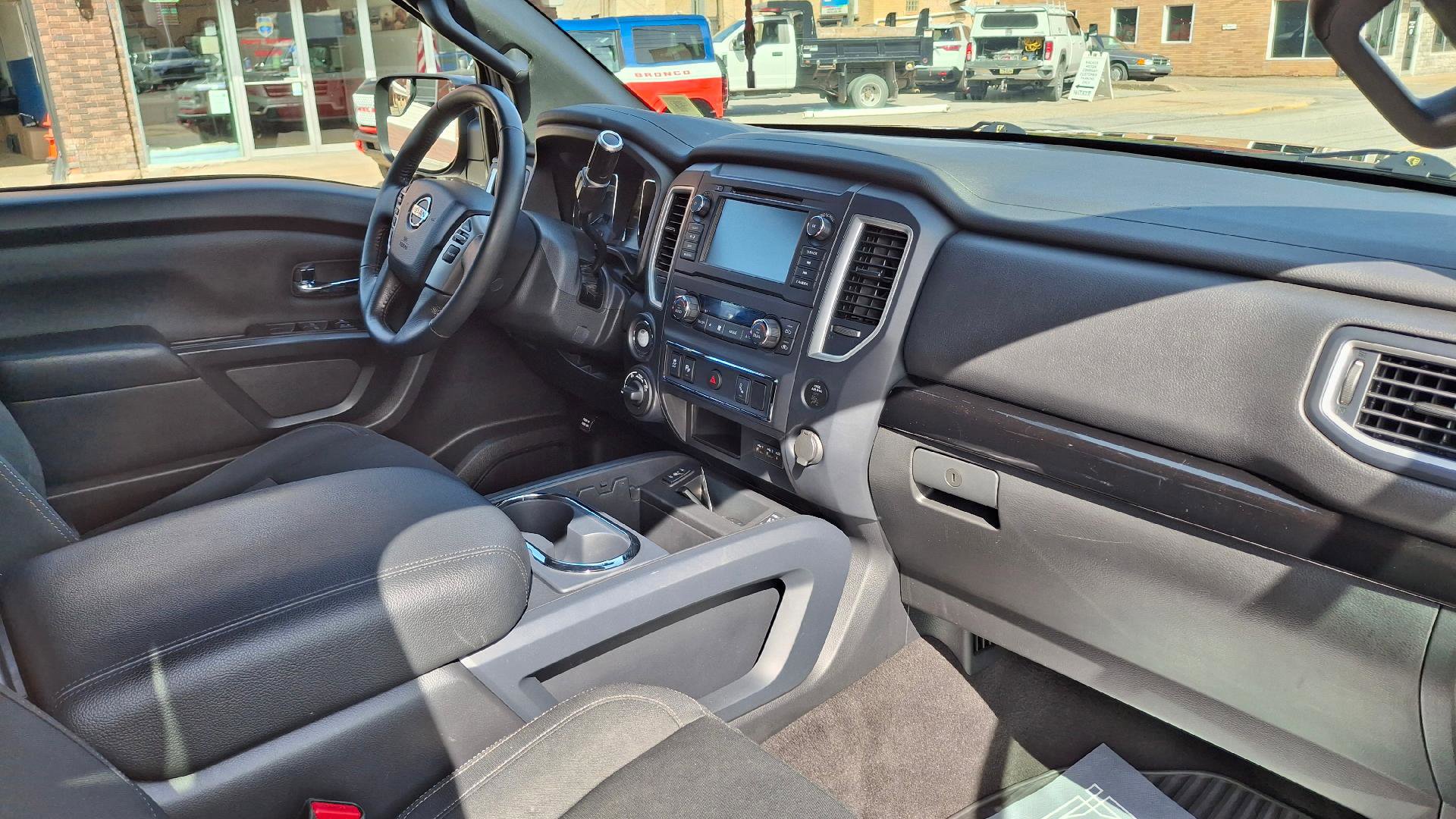 Used 2019 Nissan Titan SV w/ SV Convenience Package AWD/4WD image 11