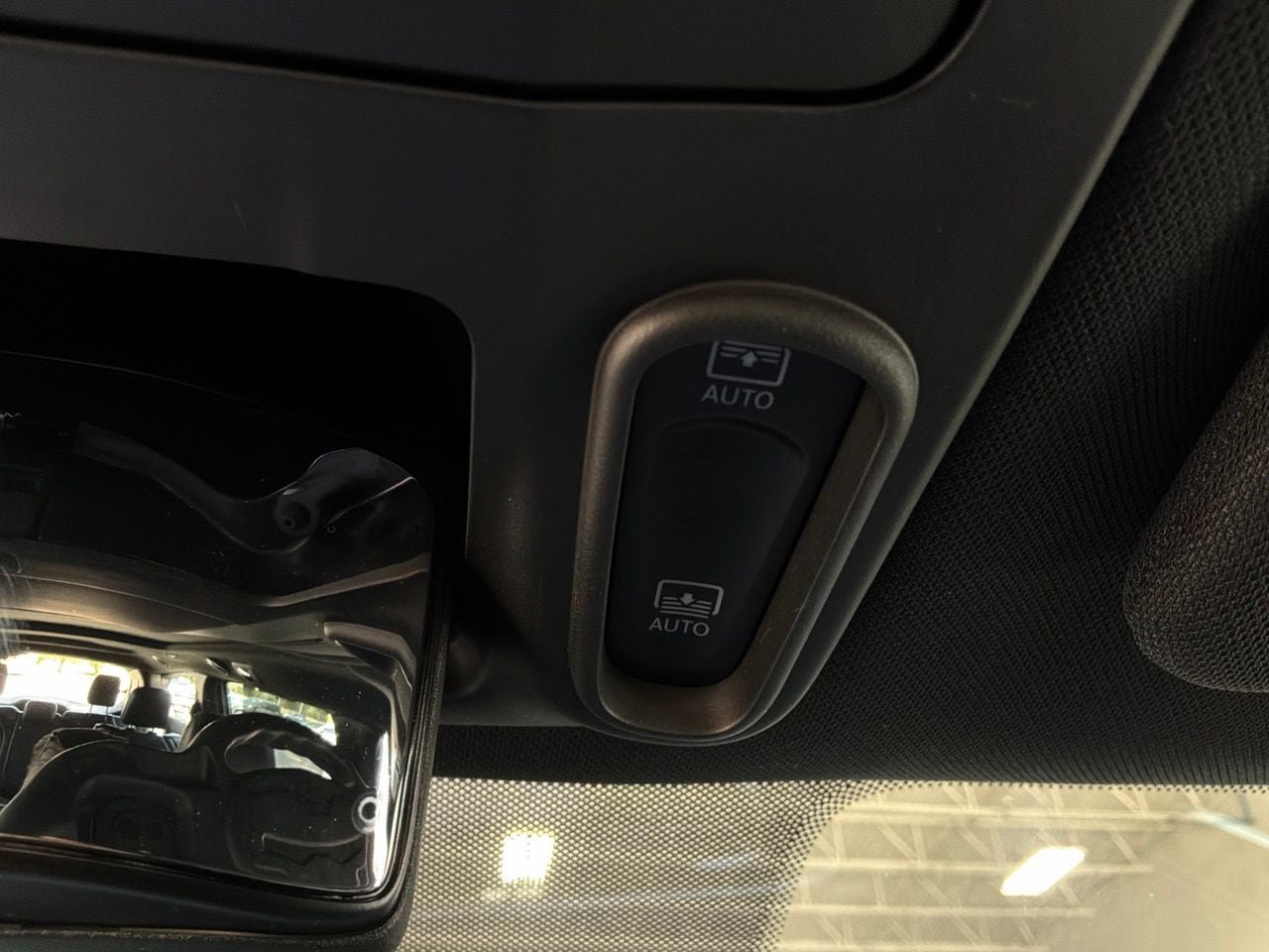 Used 2025 Chrysler Pacifica Limited FWD image 25