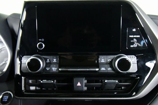 Used 2023 Toyota Highlander XLE image 4