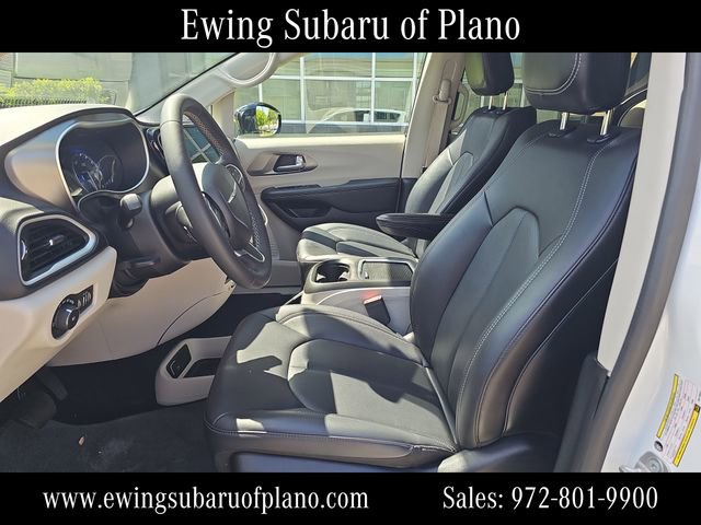 Used 2024 Chrysler Pacifica Touring-L image 9