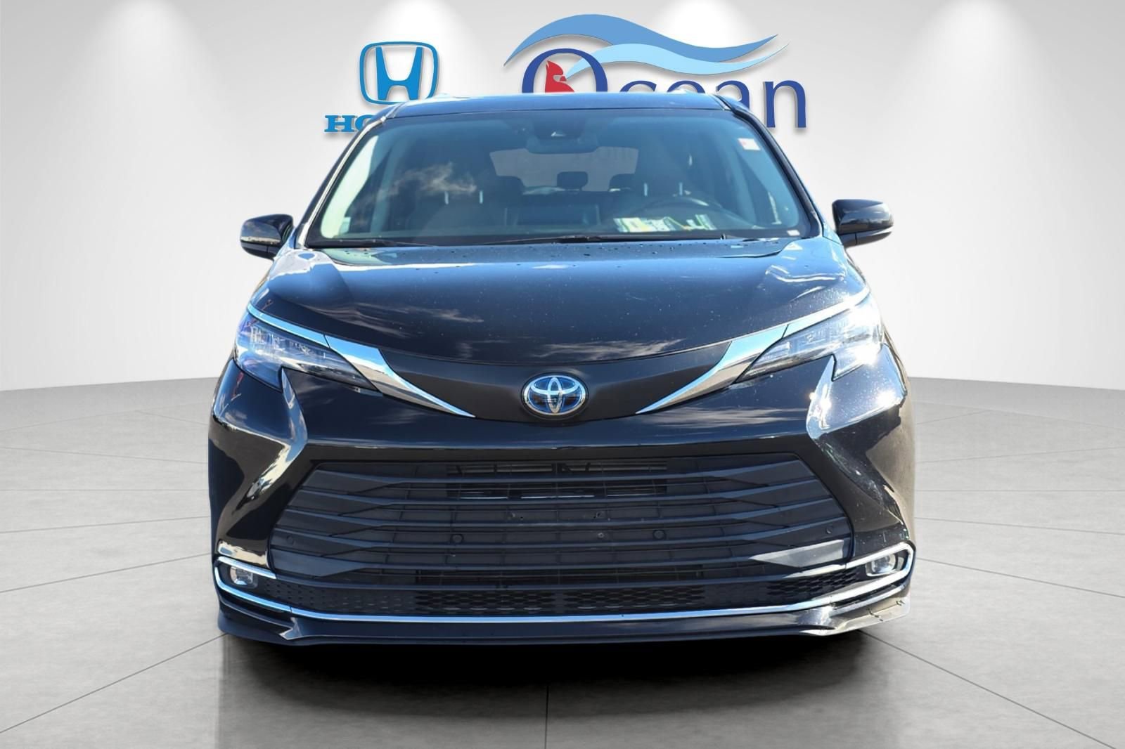 Used 2024 Toyota Sienna XLE image 8