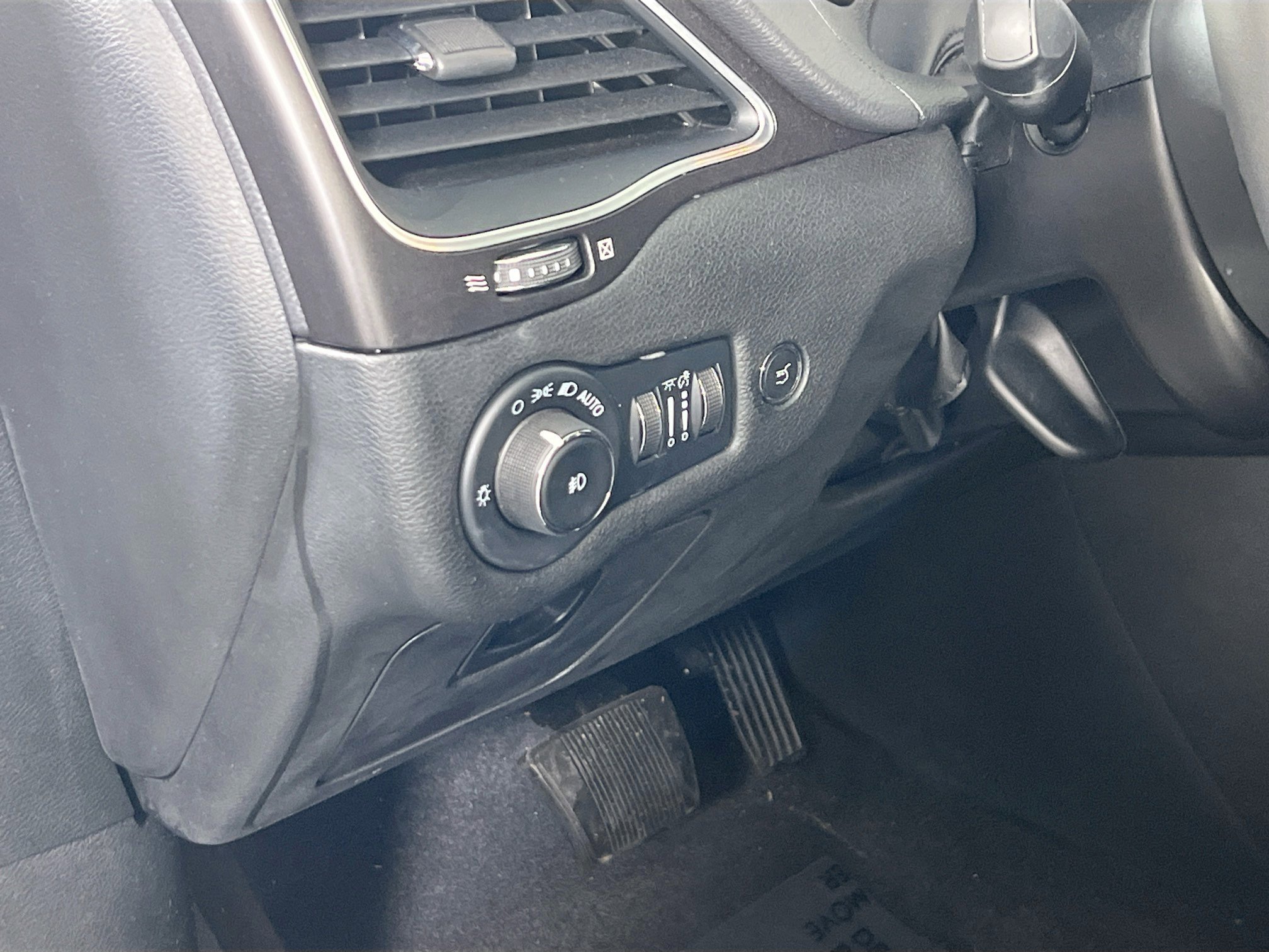 Used 2022 Jeep Cherokee Trailhawk w/ Comfort/Convenience Group AWD/4WD image 10