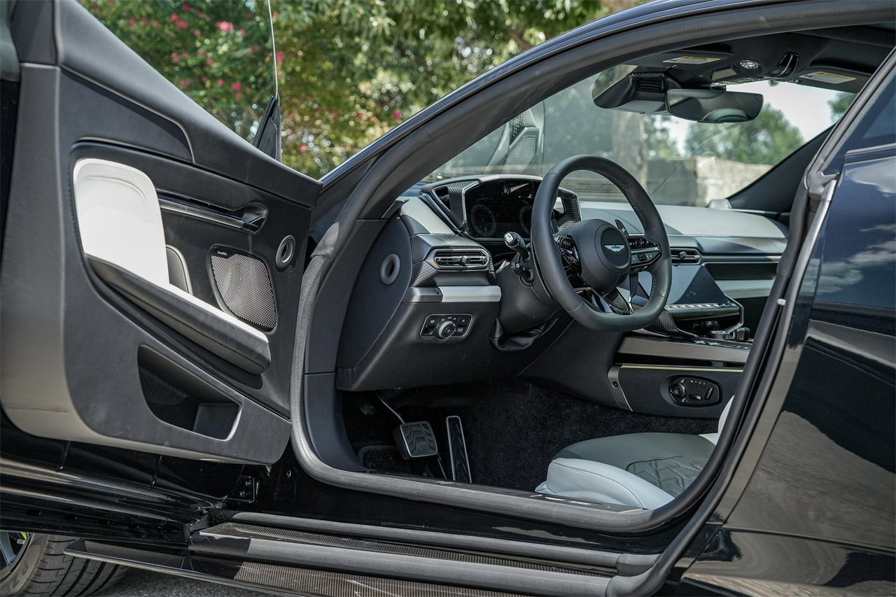 New 2025 Aston Martin Vanquish Coupe image 21