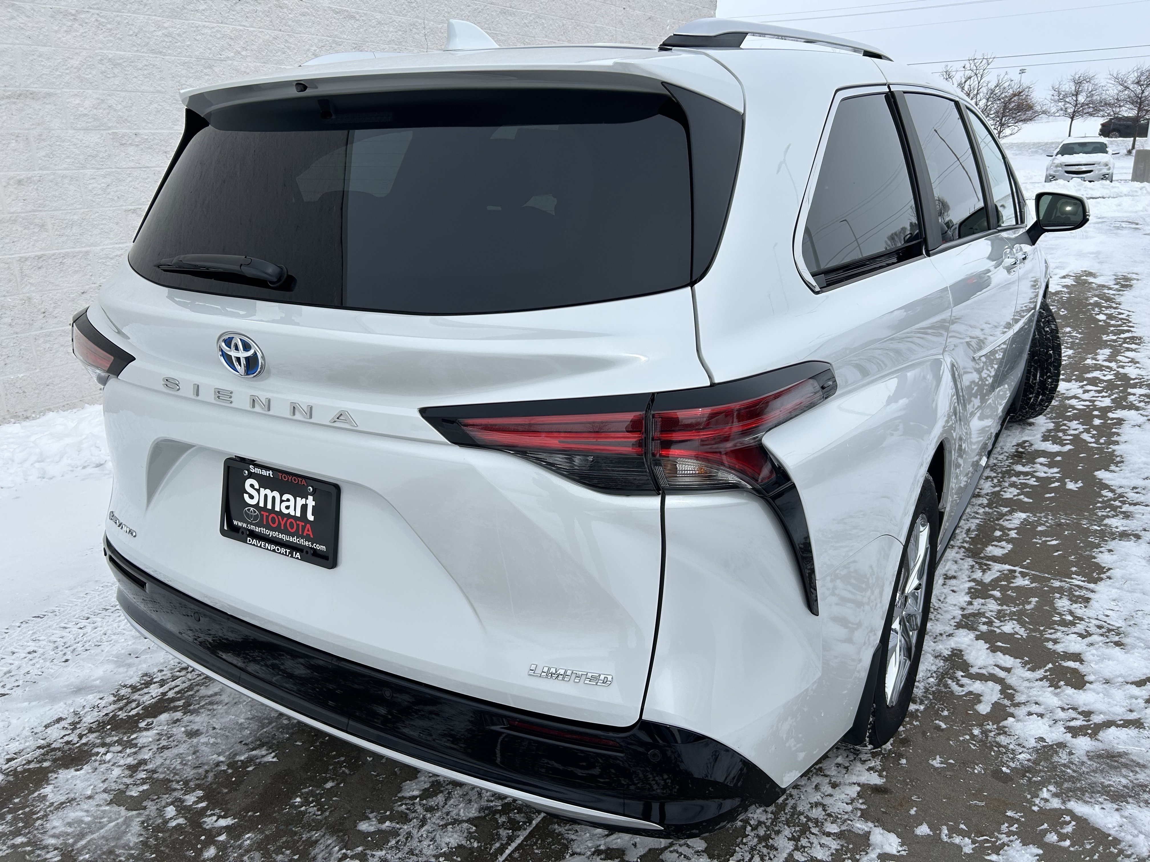 Used 2025 Toyota Sienna Limited image 6