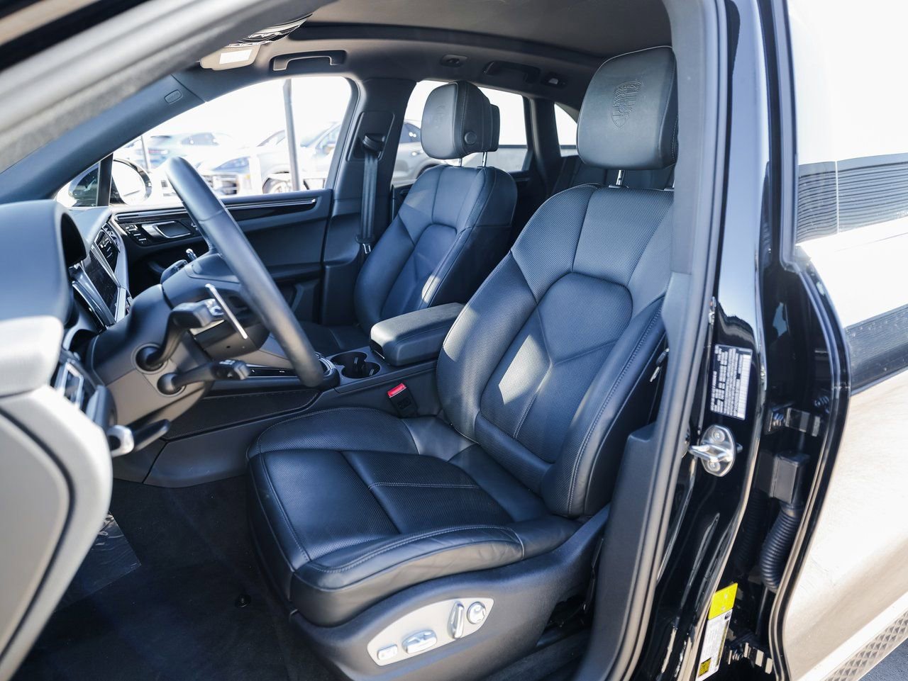 Certified 2025 Porsche Macan image 13