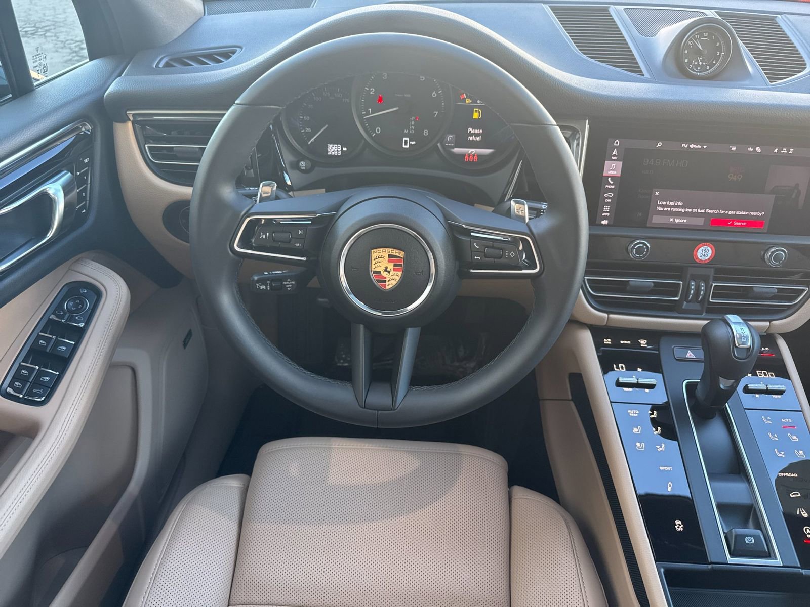 Certified 2025 Porsche Macan image 16