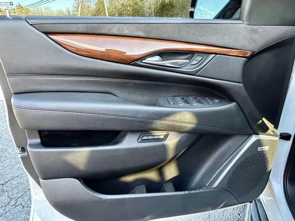 Used 2017 Cadillac Escalade Luxury image 13