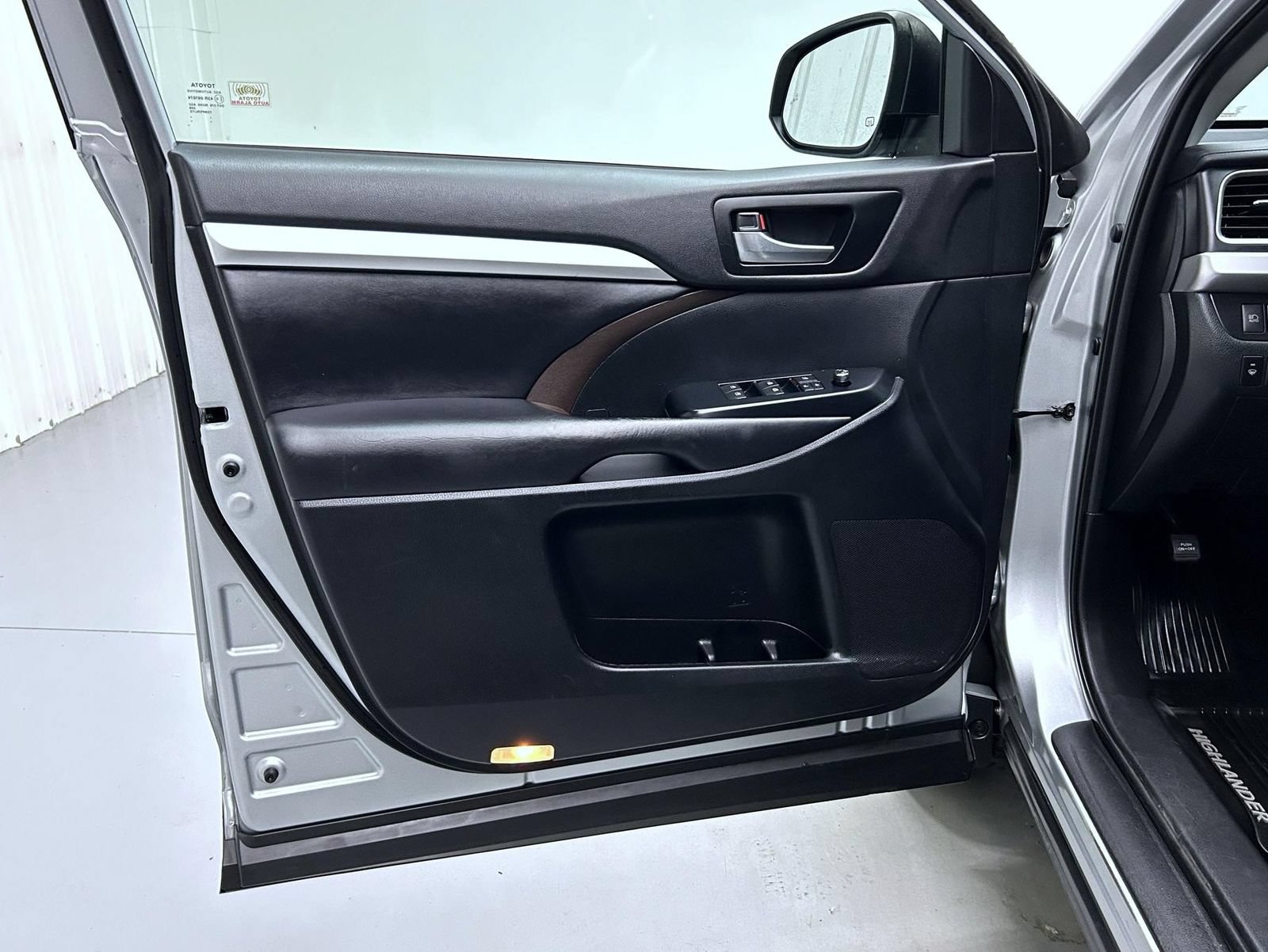 Used 2019 Toyota Highlander XLE AWD/4WD image 9