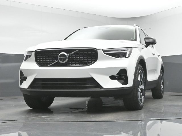 Used 2024 Volvo XC40 B5 Plus AWD/4WD image 35
