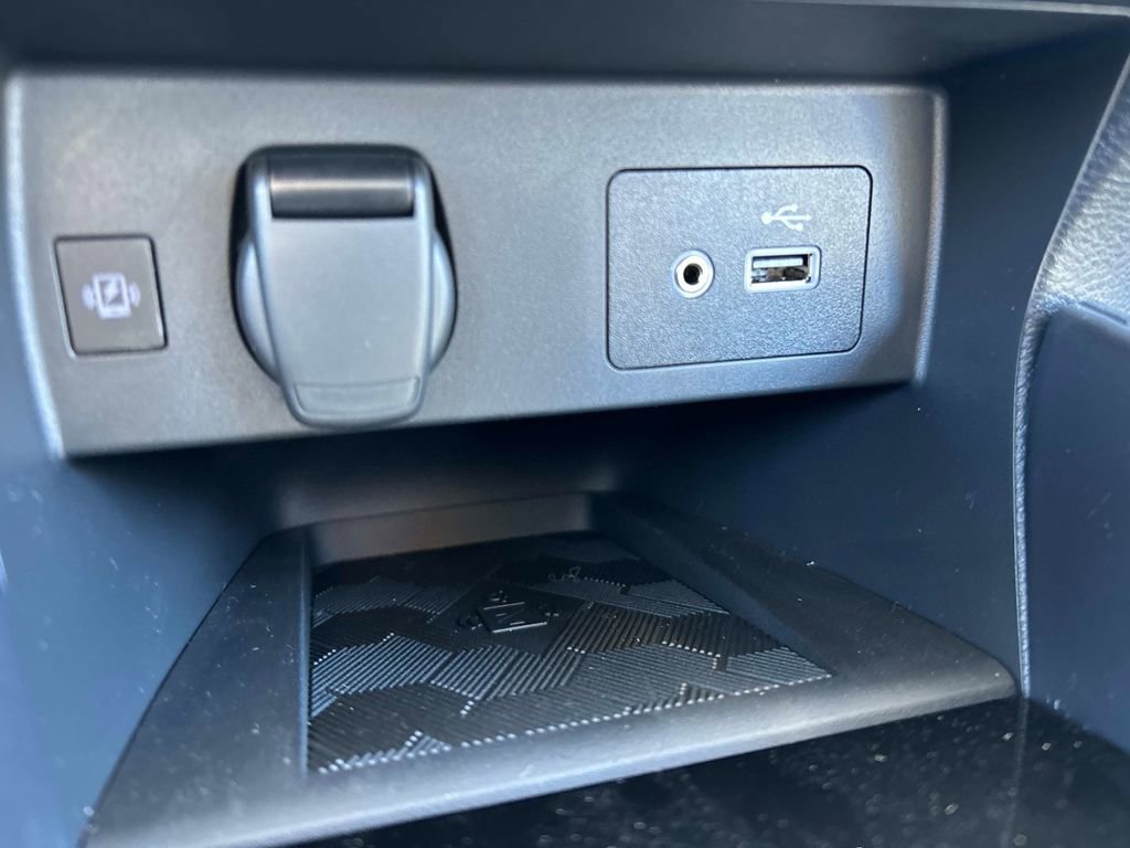 Used 2025 Nissan Versa SV w/ Trunk Package image 28