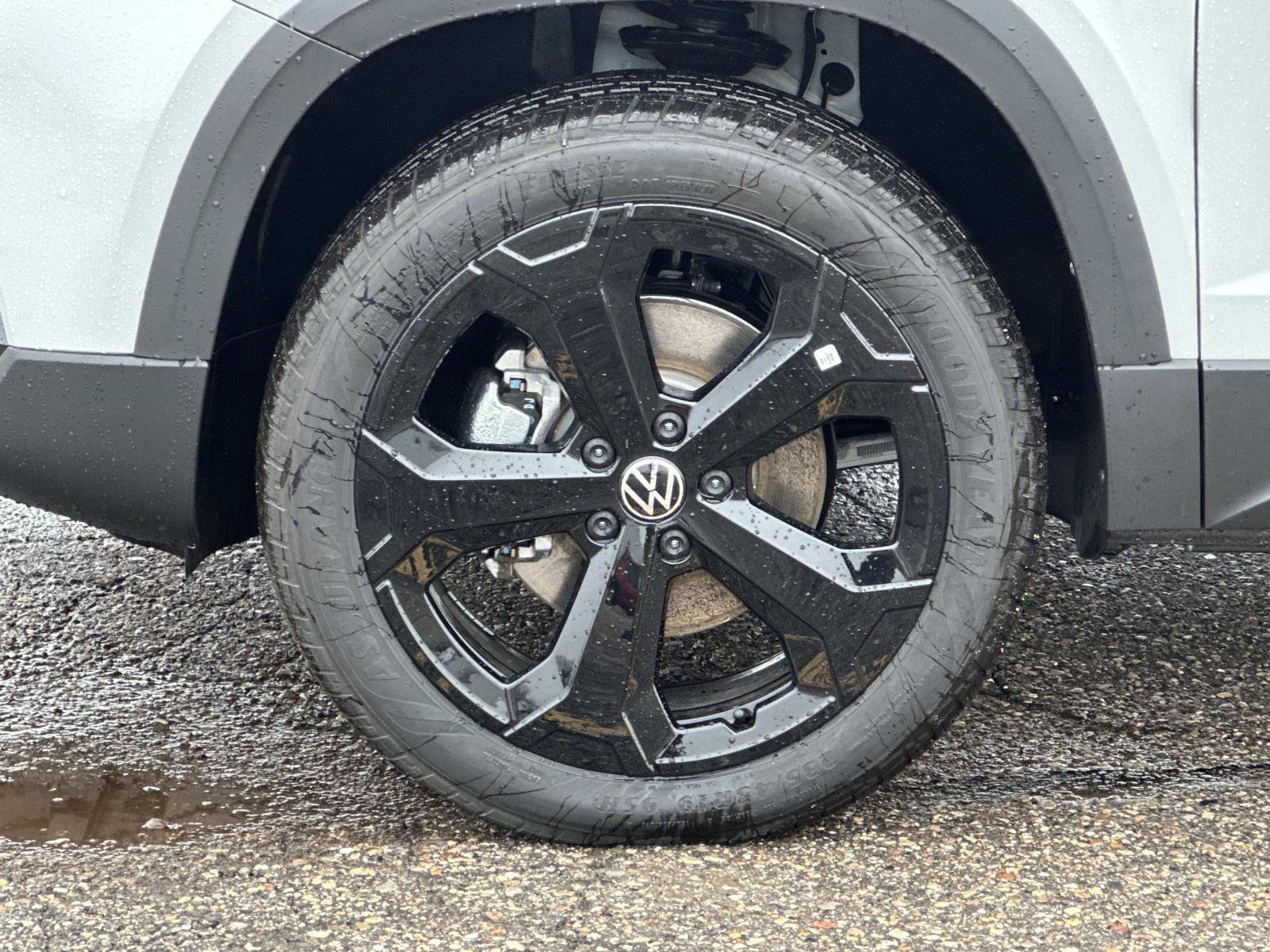 New 2026 Volkswagen Taos SE image 9