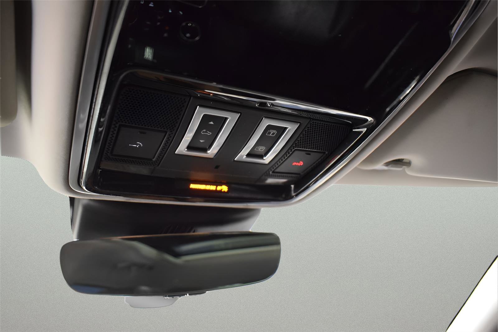 Used 2019 Land Rover Range Rover Velar S AWD/4WD image 32