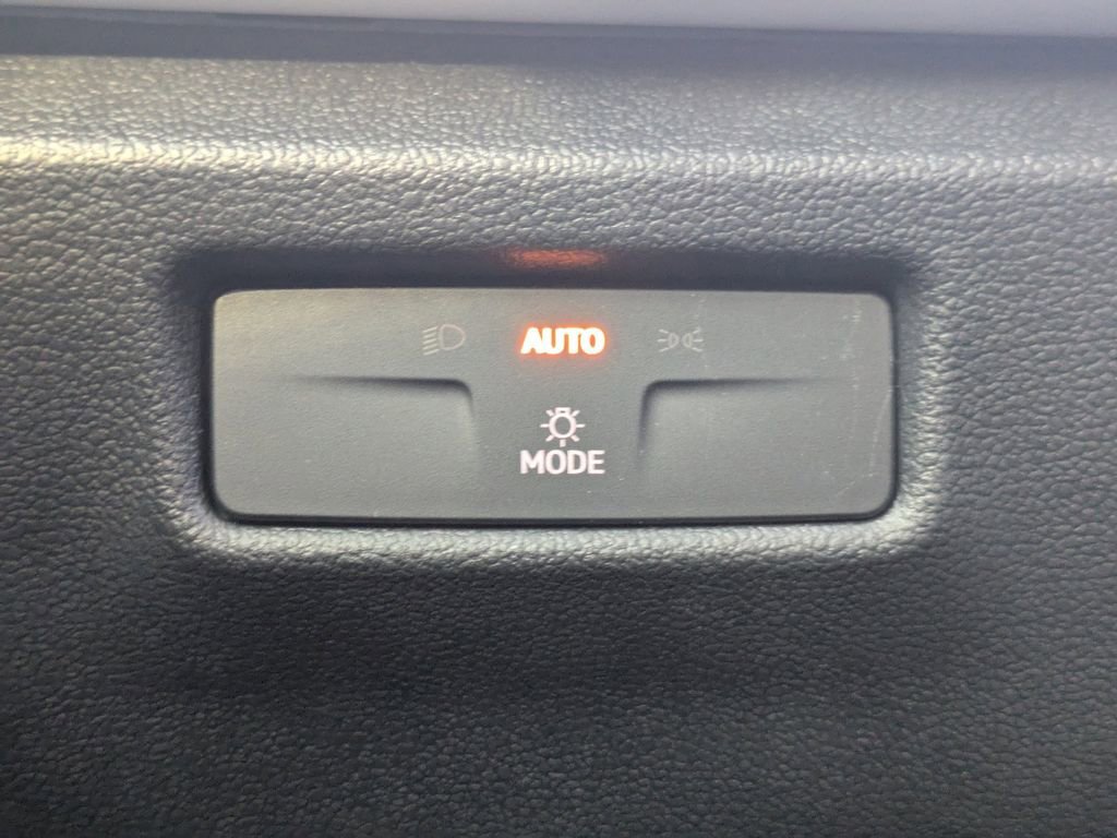 Used 2025 Volkswagen Tiguan SE image 24