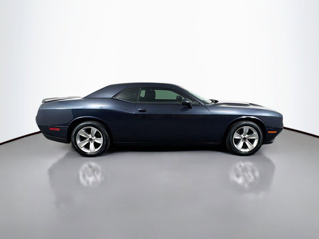 Used 2018 Dodge Challenger SXT image 6