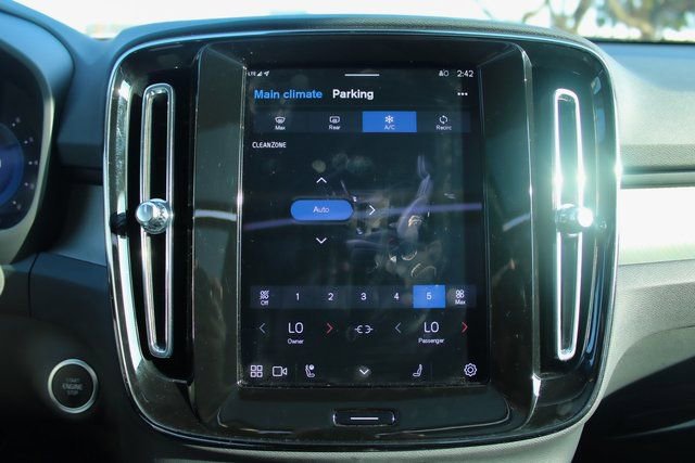 Used 2025 Volvo XC40 B5 Plus image 22