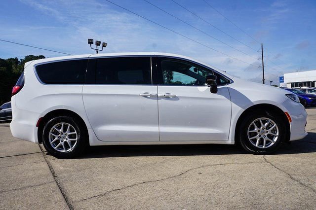 Used 2024 Chrysler Pacifica Touring-L image 3