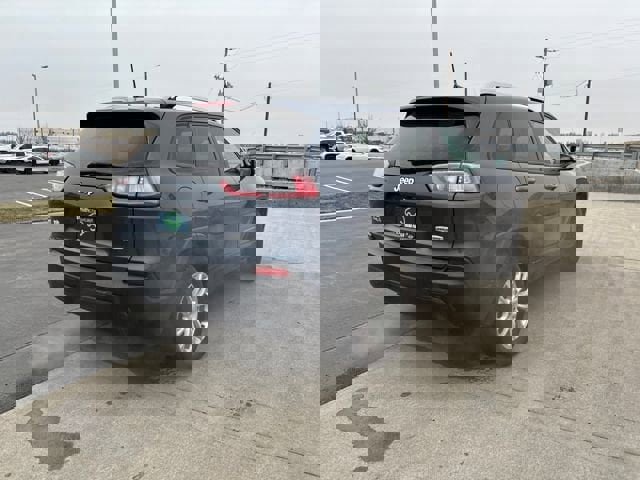 Used 2021 Jeep Cherokee Latitude w/ Mopar Interior Package image 3