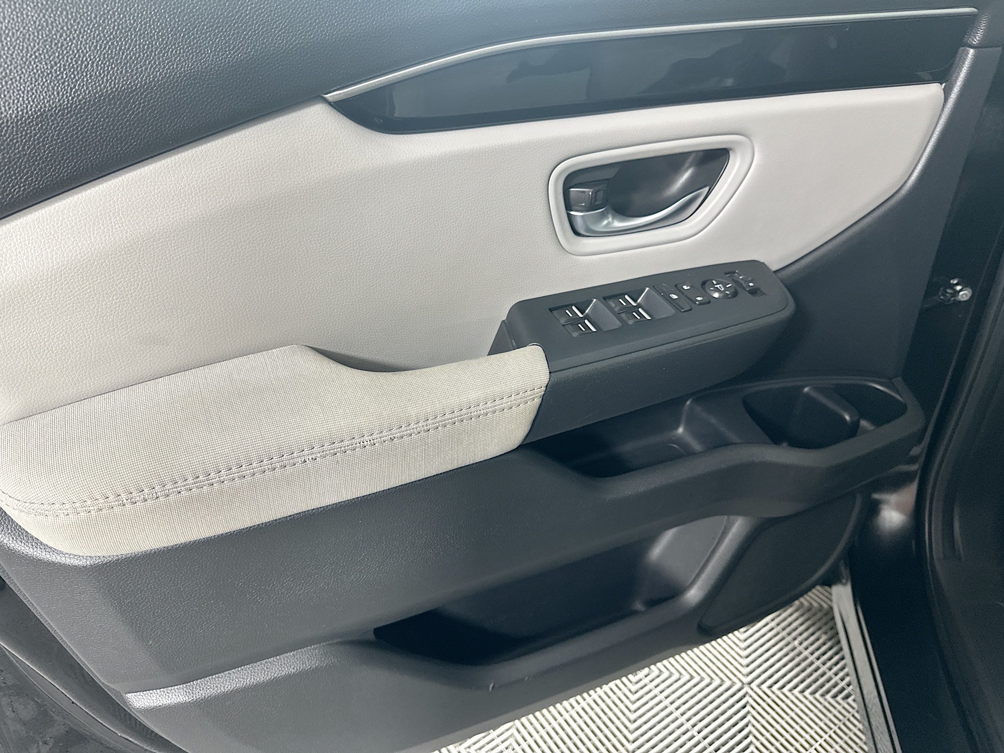 Used 2023 Honda Pilot LX image 16