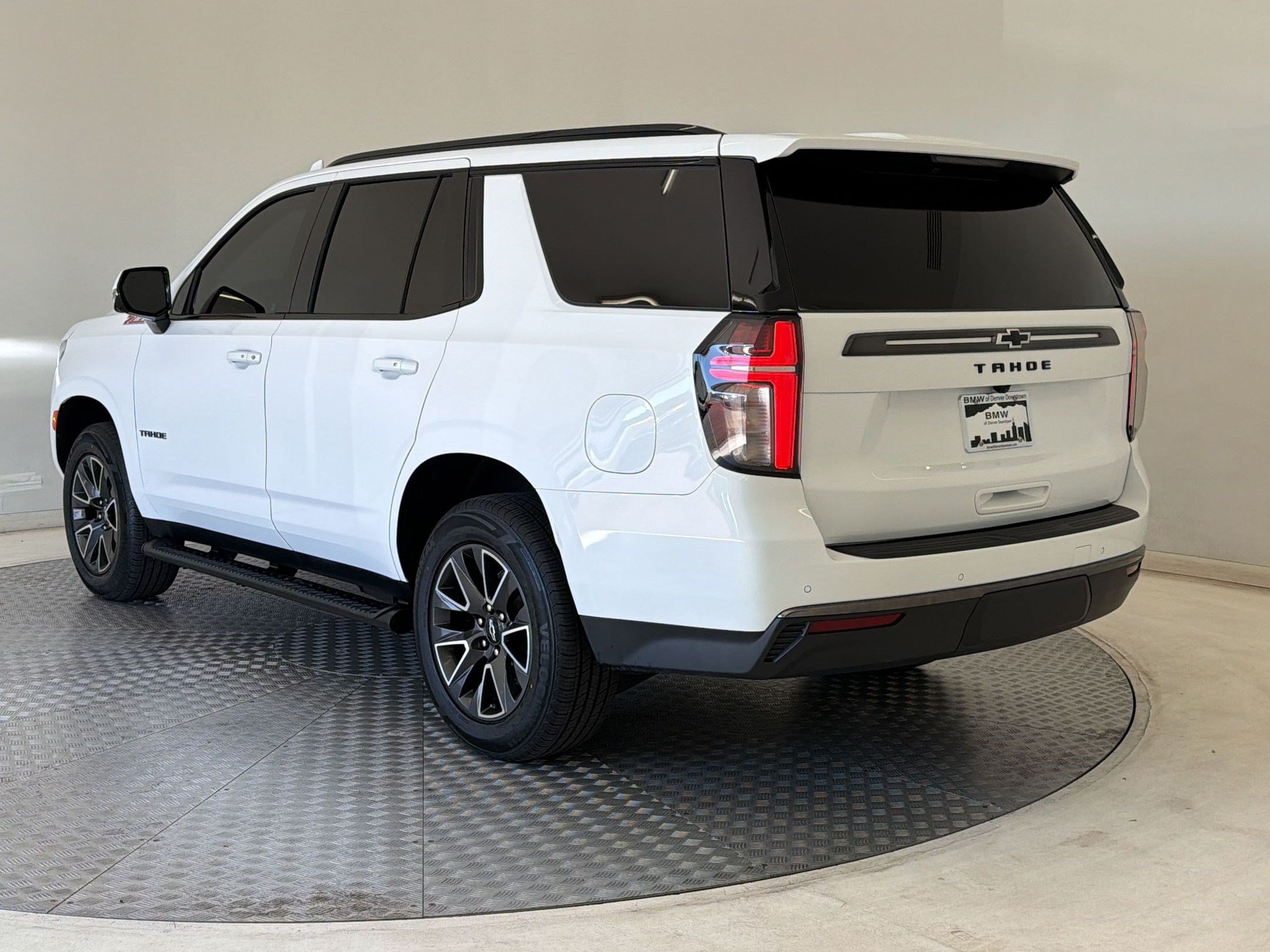 Used 2022 Chevrolet Tahoe Z71 w/ Luxury Package AWD/4WD image 3