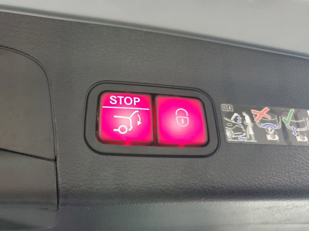 Used 2025 Mercedes-Benz GLS 450 4MATIC image 10