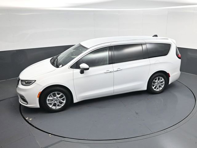 Used 2023 Chrysler Pacifica Touring-L image 43
