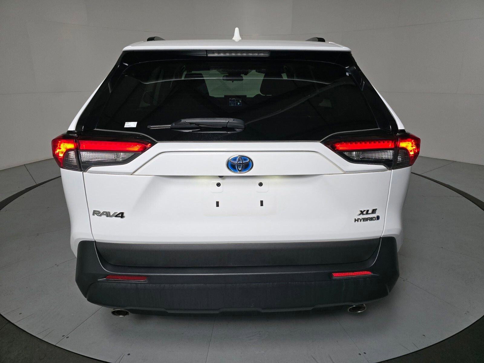 Used 2020 Toyota RAV4 XLE w/ Carpet Mat Package image 4